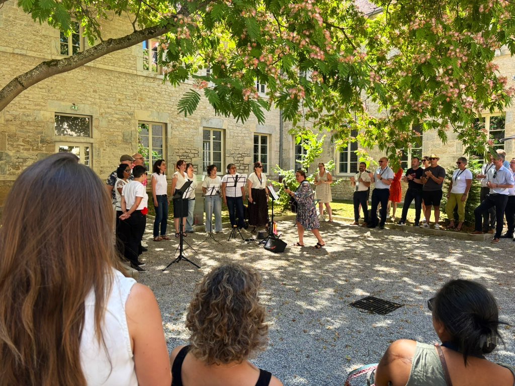 Académie de Besançon (@acbesancon) on Twitter photo 🎶 Midi musical au rectorat <a href="/acbesancon/">Académie de Besançon</a>
☀️Sous un grand soleil, à l’ombre du grand albizia du patio Samuel Paty, personnels et collègues ont célébré la Fête de la musique avec quelques jours de décalage.
🫶Merci à l’association des personnels PAM pour ce moment cohésion. 🎶 Midi musical au rectorat <a href="/acbesancon/">Académie de Besançon</a>
☀️Sous un grand soleil, à l’ombre du grand albizia du patio Samuel Paty, personnels et collègues ont célébré la Fête de la musique avec quelques jours de décalage.
🫶Merci à l’association des personnels PAM pour ce moment cohésion.