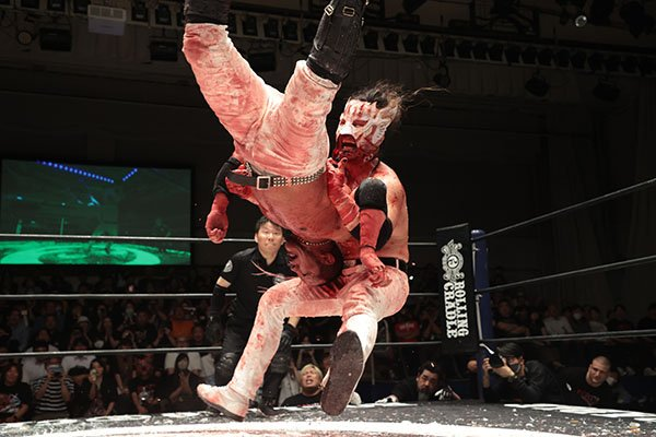 njpwglobal's tweet photo. El Desperado retained the IWGP Junior Heavyweight Championship in a match filled with blood sweat and tears at Death Pain Invitacional!

#deathpaininvi report:
https://t.co/cseLoHtQWx

Order the PPV replay!

https://t.co/jPcQsjLswV

#njpw https://t.co/l8bMa4BJk2