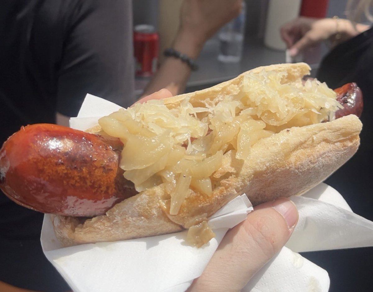 bilgecontent's tweet photo. Notting Hill sokak lezzeti durağımdaki Alman ailenin değişmeyen ekşimaya baget ekmekleri, imza domuz sosisleri ,soğanları ve sauerkrautları ile hala Hot Dog standartlarımda 1 numaralar. Malesef tavuk burgerleri yok. Volkswagen lisanslı bir sosisin varolduğunu öğrendiğim yerdir.. https://t.co/eTqSsShiBp