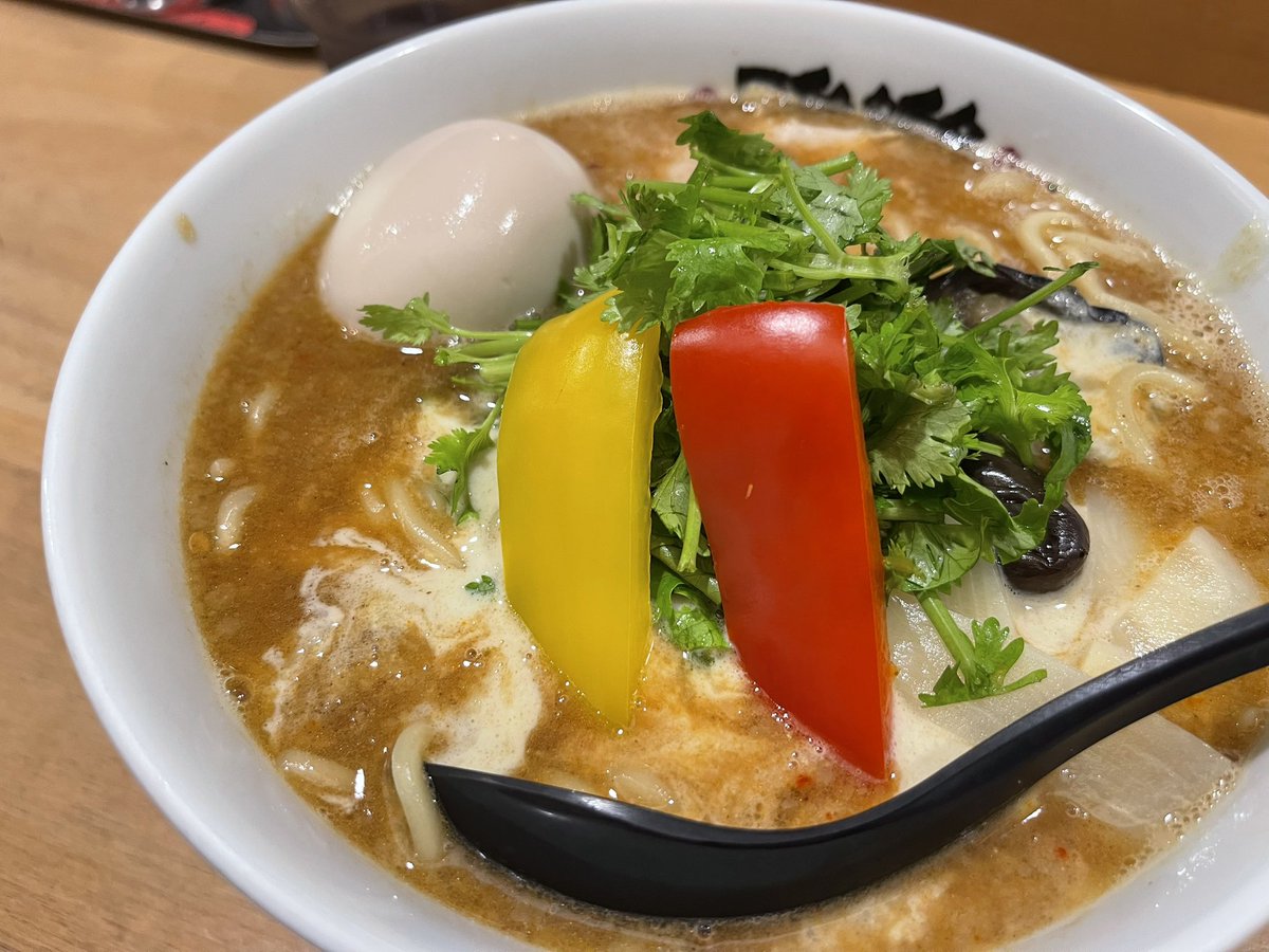BouzuKou's tweet photo. 日曜日、3ヶ月ぶりに雅楽さん行った🔥
グリーンカレーみそラーメン、すごい美味しかった🔥 https://t.co/ZqqLwdRsbd