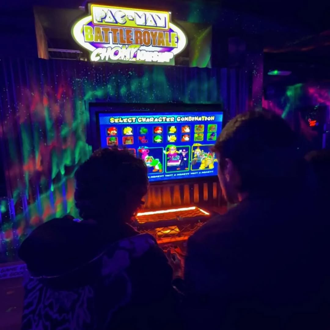filmfare's tweet photo. #IbrahimAliKhan with friends #AryamanDeol and #NirvaanKhan enjoy arcade night. 👾🎮
#Celebs https://t.co/BNv2sBD6Ug