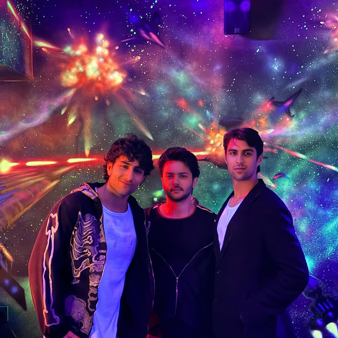 filmfare's tweet photo. #IbrahimAliKhan with friends #AryamanDeol and #NirvaanKhan enjoy arcade night. 👾🎮
#Celebs https://t.co/BNv2sBD6Ug