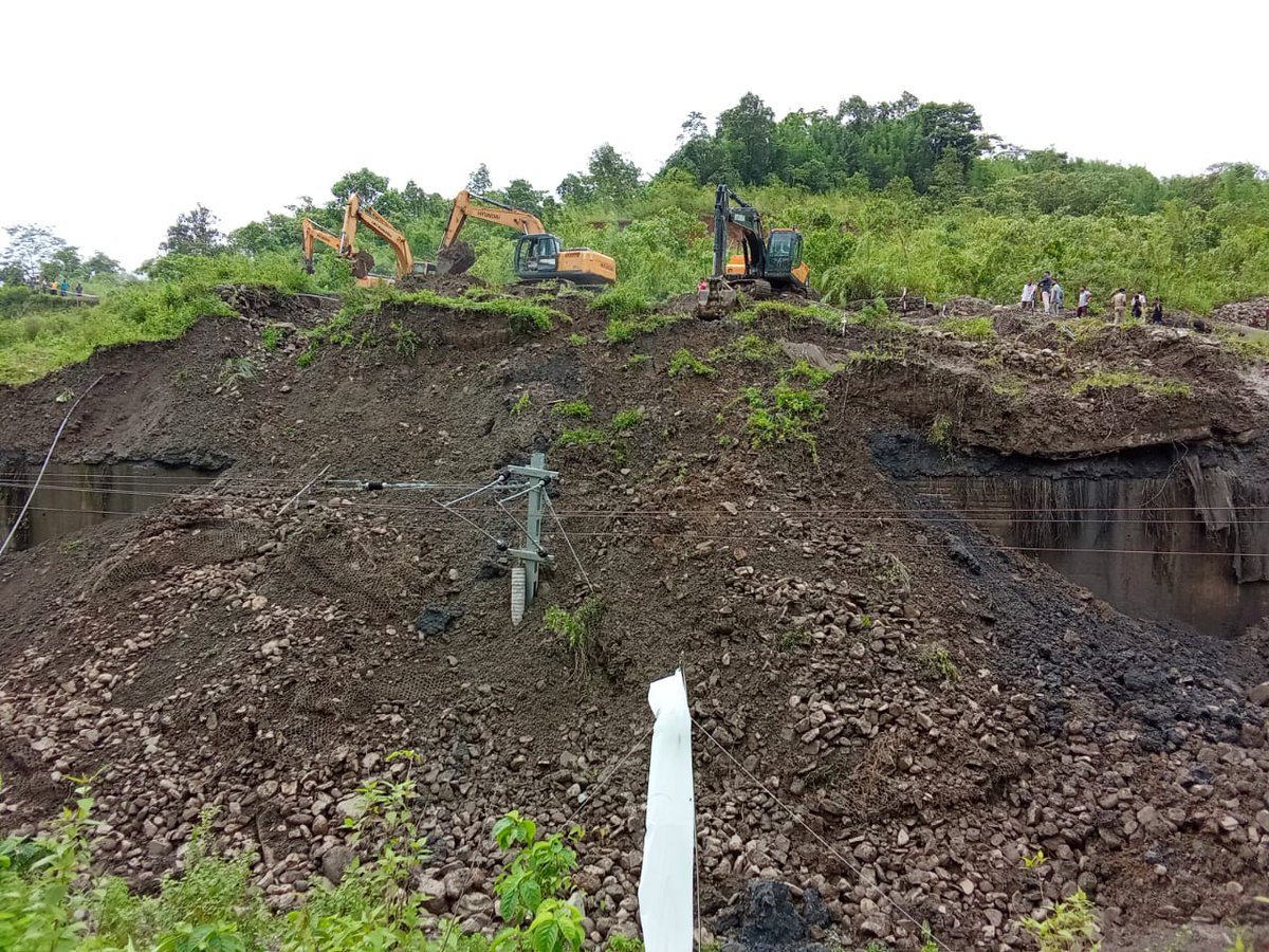 kushaldebroy's tweet photo. As per estimates, around 50,000 cubic metres of muck and stones have come towards the railway retaining wall. At least 30,000 cubic metres is to be cleared so that work on the track can begin as early as possible. 
#LumdingBadarpur https://t.co/dk0bstwopM