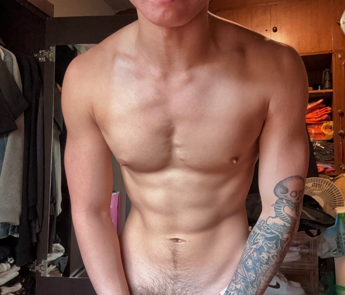 有沒有哥哥弟弟姊姊妹妹可以榨乾我
#單男 #腹肌 #做愛
