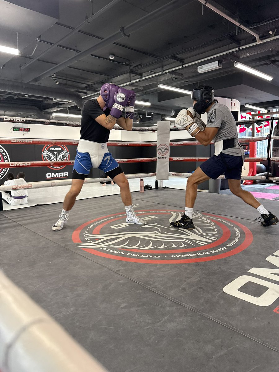 DarrenEldo's tweet photo. The Man on top of the mountain didnβt just fall there π―
on the road again, with my Boy @HarveyEldo trip over to Oxford to get in some top rounds with Jordan Flynn Top Man for having us over. π
Saturday 23rd August 5-0 incoming π
@CarlGreavesPro & @AdamKet
#boxinglifestyle https://t.co/AvWSRfH2LI