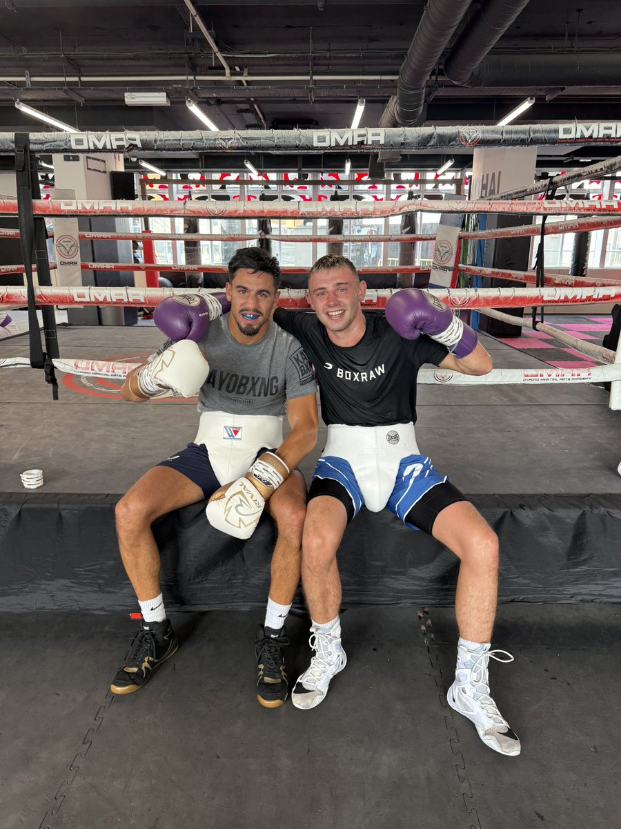 DarrenEldo's tweet photo. The Man on top of the mountain didnβt just fall there π―
on the road again, with my Boy @HarveyEldo trip over to Oxford to get in some top rounds with Jordan Flynn Top Man for having us over. π
Saturday 23rd August 5-0 incoming π
@CarlGreavesPro & @AdamKet
#boxinglifestyle https://t.co/AvWSRfH2LI