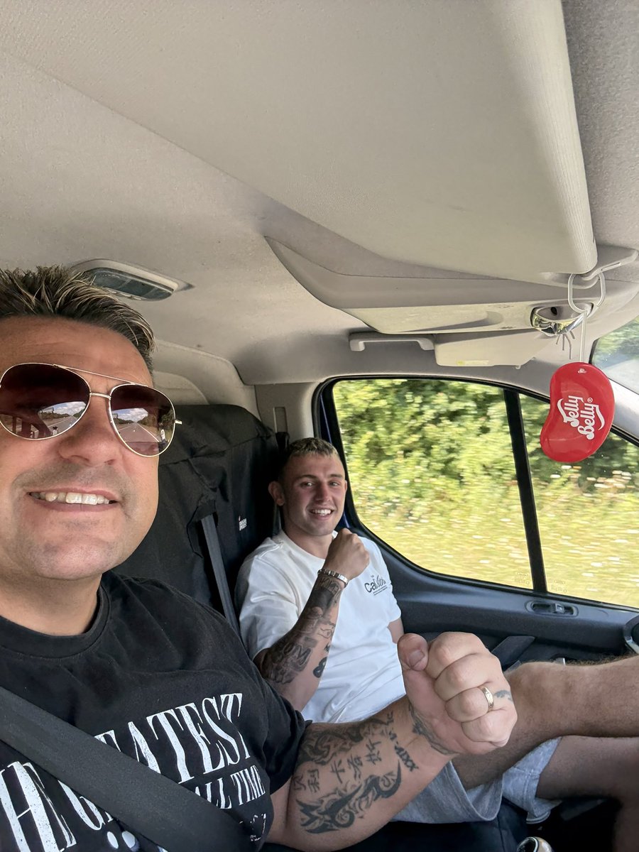 DarrenEldo's tweet photo. The Man on top of the mountain didnβt just fall there π―
on the road again, with my Boy @HarveyEldo trip over to Oxford to get in some top rounds with Jordan Flynn Top Man for having us over. π
Saturday 23rd August 5-0 incoming π
@CarlGreavesPro & @AdamKet
#boxinglifestyle https://t.co/AvWSRfH2LI
