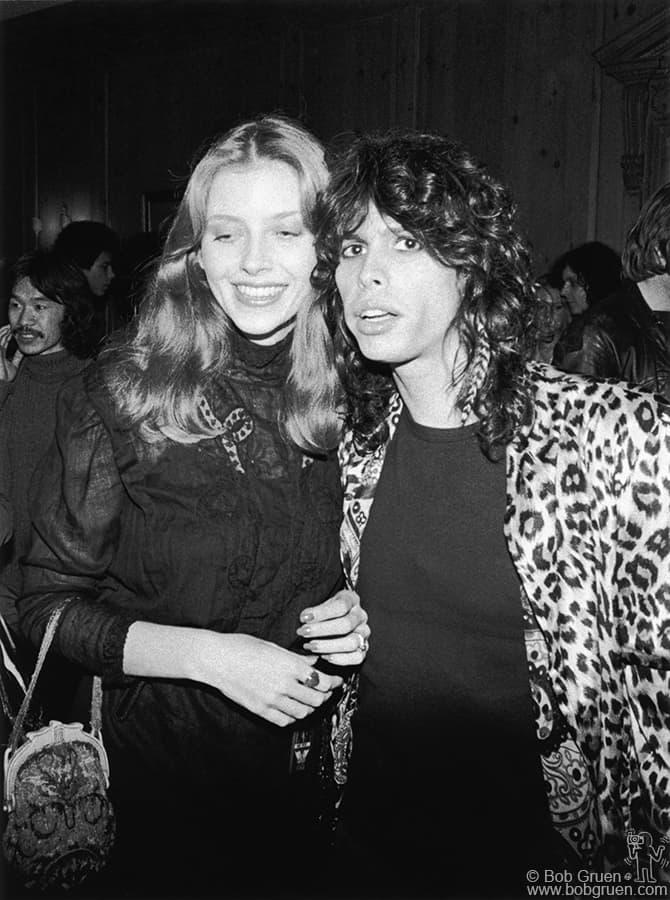 Bebe Buell and Steve Tyler
London, England
📸 Bob Gruen (1976)