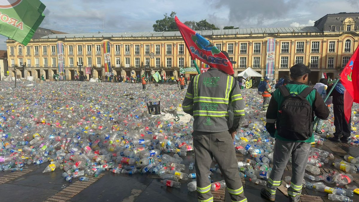 Lo difícil de su acto disruptivo es que toda Bogotá se vé como la imagen.
Apoyo totalmente la manifestación de recicladores en la Plaza de Bolívar, el énfasis de las administraciones en la perspectiva neoliberal les ha privado de oportunidades.
 Como el Reporterito de la Tarde