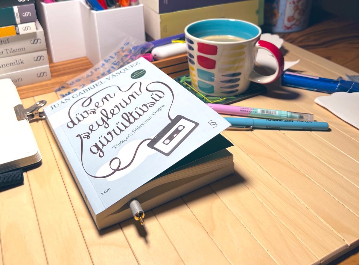 Bir kitap neden yıllarca kitaplıkta bekler? 
‘2011 Alfaguara İspanyol Edebiyat Ödülü’nü alan Düşen Şeylerin Gürültüsü gibi ennn doğru zamanda okunmak için. 🫠♥️ 
Alternatif cevap: ‘Evet ya, iyi ki şimdi okumuşum.’ 🙌🏻
^kitap tavsiyesi