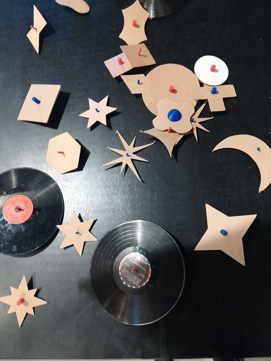 Tiempo,
encerrado en el momento.

Tiempo que gira,
haciendo una trama vibrante.

Vuelo,
de las alas imaginarias,
qué persiguen los instantes.

Memoria
de sueños,
versos trazados en el corazón que late.

Giratiempo..
Corazón,
dedos entrelazados
en la delgada  linea del existir.