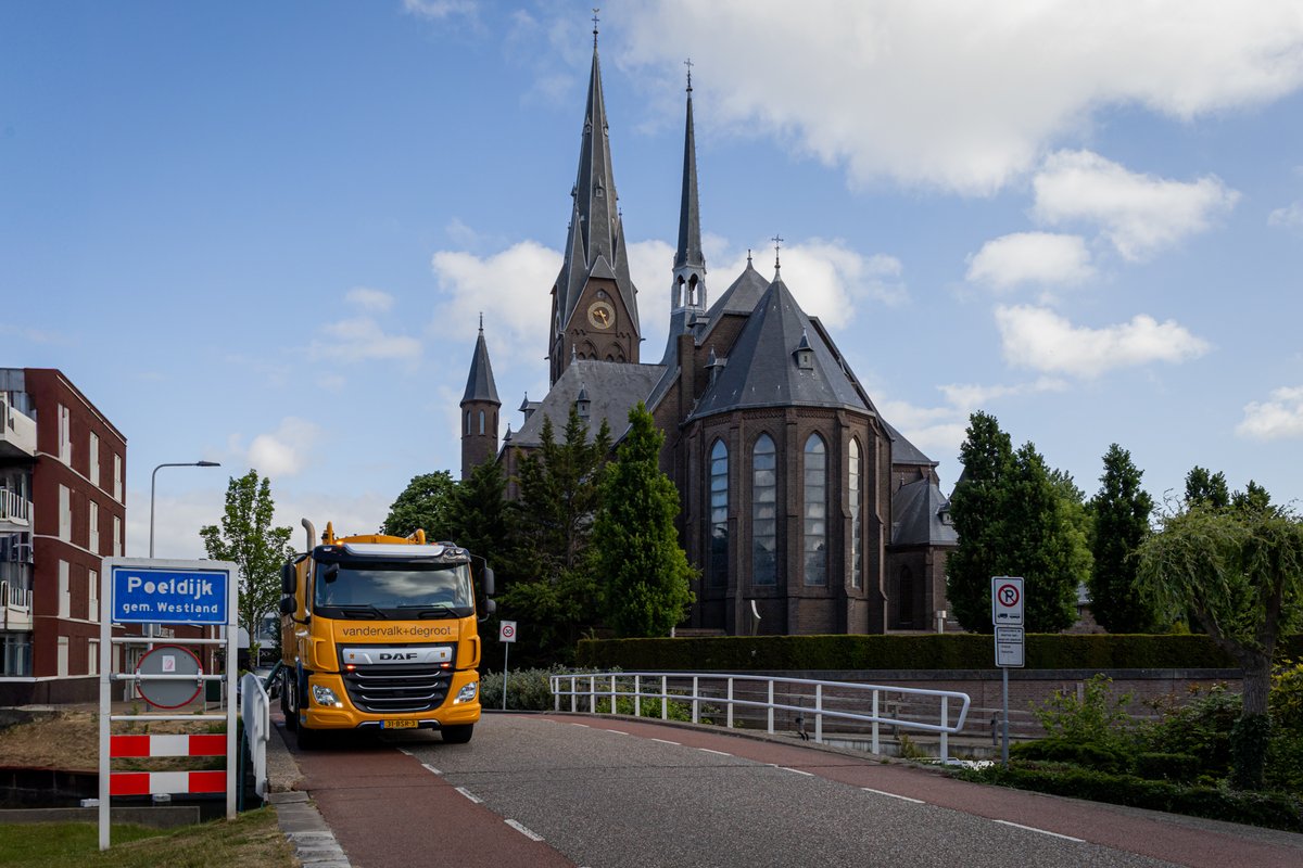 valkdegroot's tweet image. Deze zomer zijn we volop bezig met het groot onderhoud van de riolering in de gemeente Westland. Op bijgaande foto's te zien bij rivier De Gantel en de Barholomeus kerk in Poeldijk en ook bij het marktplein in 's Gravenzande naast het beeld van Gravin Machteld.
#riool