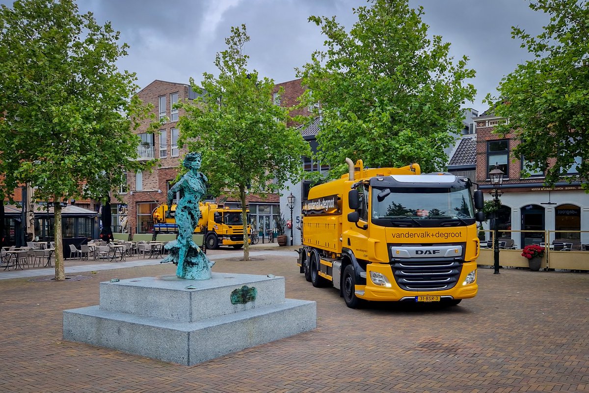 valkdegroot's tweet image. Deze zomer zijn we volop bezig met het groot onderhoud van de riolering in de gemeente Westland. Op bijgaande foto's te zien bij rivier De Gantel en de Barholomeus kerk in Poeldijk en ook bij het marktplein in 's Gravenzande naast het beeld van Gravin Machteld.
#riool