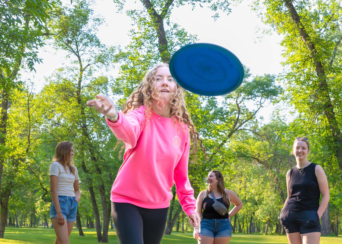 umary's tweet image. Frisbee, friends, and sunshine—just another day for students to enjoy Year-Round Campus! ☀️💙
#LifeatMary