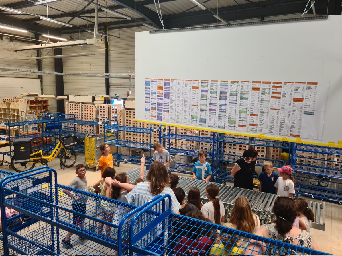 👍Aujourd'hui une vingtaine d'élèves de CE2-CM1 de l'école de Bridoré est venue visiter la plate-forme de préparation et distribution courrier de Loches.
Entre découverte et expériences vécues les échanges ont été riches 🤩