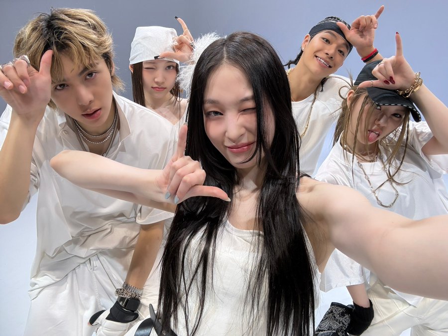 GuNfXm5akAAPdpb?format=jpg&name=900x900