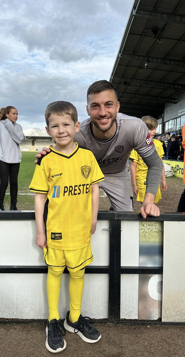 DanielOrme90's tweet photo. @Meeiix @burtonalbionfc Good luck Max! Absolute class act from start to finish! Always time for the supporters &amp; the kids watching on in awe. Will be a tough job to replace not only a goalkeeper of your ability but also a personality like yours. All the best! 💛🖤 https://t.co/BLvI8RRrz4