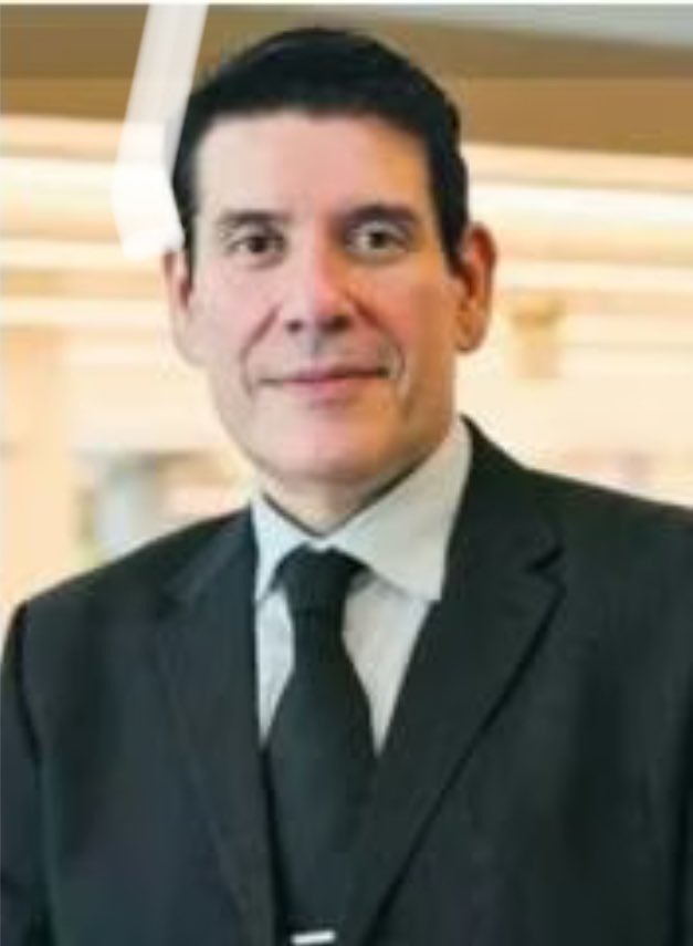 LineLoza's tweet photo. Carta abierta a la prensa. Por: Mauricio Gaona
junio 23, 2025

Respecto a los documentos, mensajes y audios que he recibido relacionados con la posición expresada por el Ministro de Justicia de Colombia, doctor Luis Eduardo Montealegre, me permito señalar lo siguiente:
La posición del Ministro constituye, respetuosamente, un exabrupto jurídico de proporciones históricas sustentado en una disquisición intelectual sesgada sobre principios constitucionales y precedentes jurisprudenciales que, de hecho, contradicen directamente las aseveraciones jurídicas y el argumento de fondo que aquel expresa, a saber: que cualquier autoridad en Colombia puede ejercer la excepción de inconstitucionalidad porque, a juicio y buen saber del Ministro, el control constitucional difuso faculta a cualquier autoridad para inaplicar actos que considere contrarios a la Constitución incluyendo, principalmente (al parecer), al Presidente de la República. Tal consideración reviste, incólume e ineluctable, un juicio de valor constitucional que la historia, la teoría y el derecho constitucional moderno no contemplan.

Para sustentar su posición, el Ministro hace uso del Principio de Supremacía Constitucional contenido en el Artículo 4 de la Constitución Política de Colombia de 1991, cuya herencia constitucional e ideológica establece: “la Constitución es norma de normas». De acuerdo con la lectura del jefe de la cartera, tal provisión faculta al Presidente de la República para ejercer control constitucional sobre los actos del Congreso. Tal aseveración es falsa. En ninguna parte del postulado normativo del Artículo 4, se establece la competencia constitucional que el Ministro (por vía de decreto) le asigna al Presidente. En tal virtud, su posición indefectible no representa una interpretación jurídica de suyo errada sino una reforma a la Constitución. Cabe notar con ineludible certeza que el Principio de Supremacía Constitucional presente en las democracias y sistemas que se rigen por el Estado de derecho (common law, civil law, EU law) no deroga el principio antecedente y primario de separación de los Poderes Públicos. De ser así, tal elaboración se erigiría como un exabrupto jurídico inobjetable.
Acto seguido, el Ministro utiliza la teoría constitucional y precedentes marco de derecho constitucional comparado (Suprema Corte de los Estados Unidos y Consejo Constitucional de Francia) para avanzar la defensa del decreto del gobierno argumentando que en virtud del control constitucional difuso que se originó en la Suprema Corte de los Estados Unidos hace dos siglos, el Presidente de Colombia está facultado para ejercer control constitucional sobre actos del Congreso, tal y como lo podría hacer cualquier autoridad en el país dado que argumenta el Ministro la institución del control constitucional difuso comporta la posibilidad de difundir el control constitucional entre las ramas del poder público. Tal interpretación refleja, indefectiblemente, un desconocimiento inexcusable y profundo del sistema constitucional americano.

El antecedente jurisprudencial que el Ministro utiliza para entregarle la guarda e integridad de la Constitución al Presidente de la República, esto es, el precedente de principio de la Suprema Corte de Estados Unidos que introduce el control difuso o “judicial review» en la teoría constitucional moderna y en el sistema constitucional americano (Marbury v. Madison 1803, 5 U.S. 137) establece, en efecto, todo lo contrario. La decisión de la Corte que, a prima facie, decide la legalidad y la constitucionalidad de un acto del ejecutivo (v.g., el nombramiento del Juez de Paz William Marbury por parte del Presidente John Adams) con base en un Acto del Congreso de Estados Unidos que autorizaba la creación de cargos judiciales después de perder las elecciones presidenciales de noviembre de 1800 ante el entonces candidato, Thomas Jefferson.
Empero, el fallo insignia de la Corte termina resolviendo una ……
Hilo 1/3