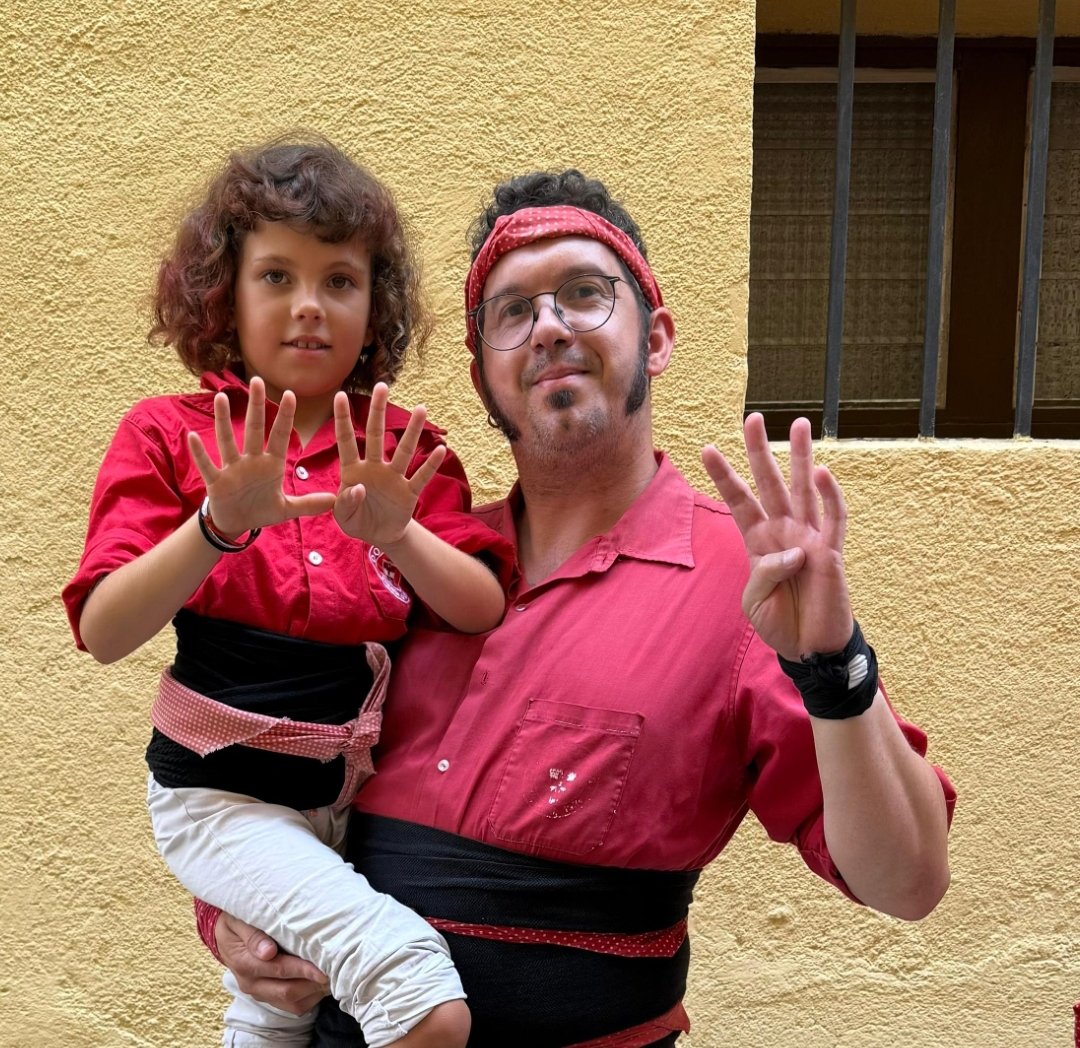 elMonCasteller's tweet photo. En Jordi i la Pau, pare i filla; aixecador del primer 4de9f de la @jovesvalls el 1992, i l'aixecadora del d'avui, el número 100! 
#castells #castellers https://t.co/JfYC80MH2Z