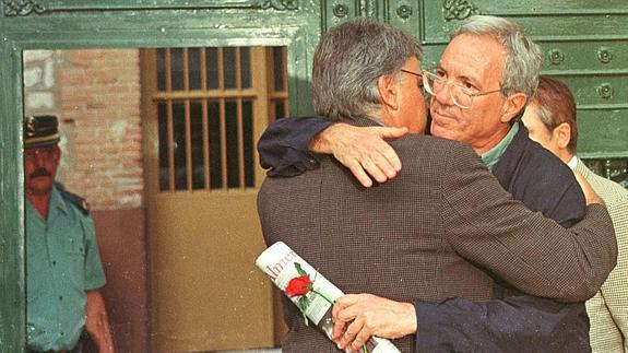 Hoy, José Barrionuevo ha pedido la dimisión de Pedro Sánchez.  Presumió de organizar el terrorismo de los GAL con Felipe González. Fue indultado por Aznar y solo estuvo 3 meses en prisión.