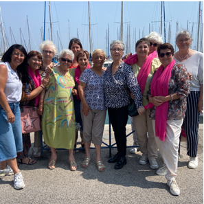 En cette période de fortes chaleurs, l’association Les Blouses Rosesa offert des glacesaux patients de l’AJA – Accueil de Jour Alzheimer, à Port-de-Bouc.
Un moment de fraîcheur très apprécié, partagé dans la bonne humeur et la bienveillance
🙏 Merci aux Blouses Roses