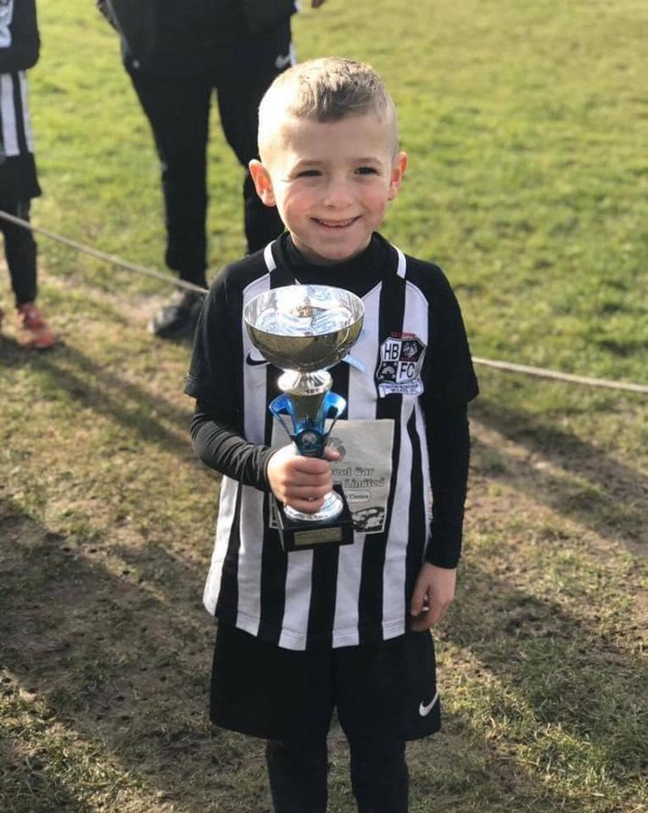 FootballTalkHQ's tweet photo. This young Wolves U7 star tragically lost his mum 💔—but just days later, he still turned up for his team and delivered a MOTM performance 👏

Truly inspirational 🙏❤️ His mum would be so proud. 🐺⚽️ https://t.co/tWB60D7RbB
