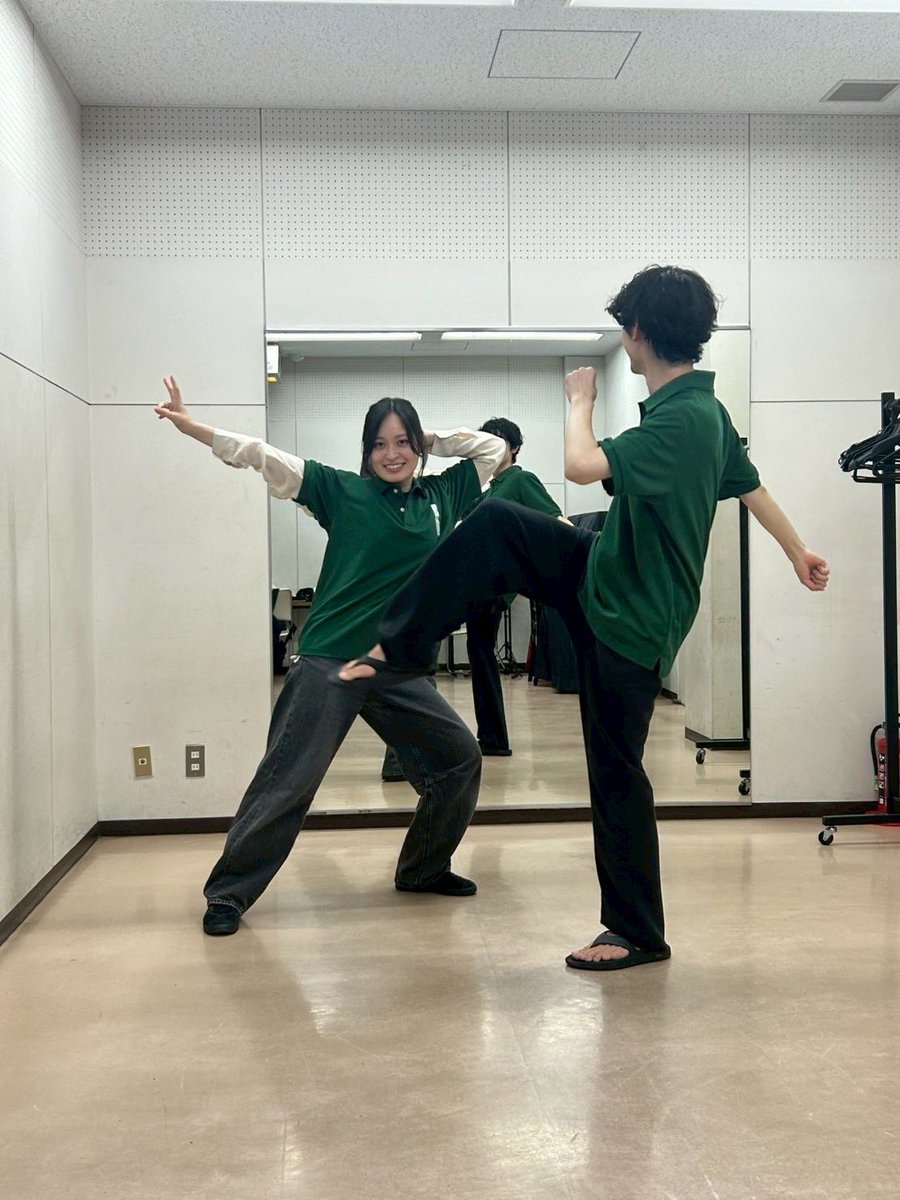 studio__en's tweet photo. ||◤初日まであと2日◢||

演劇集団円
スタジオ公演『#だれかの幸福』 
作/グンヤナホ

写真は、あらすじにあるコンビニシーンで使う衣装合わせの時🤭

以下の回がお席少なくなってきました！
　⚠️26日(木)14時〜/ ⚠️19時〜
　⚠️27日(金)18時〜

■予約フォーム
https://t.co/goSmun7u2D https://t.co/7QmJTIydfv