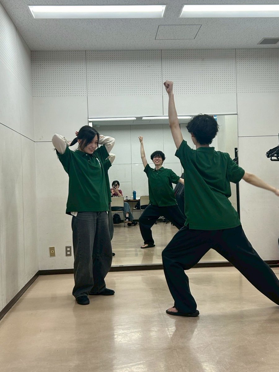 studio__en's tweet photo. ||◤初日まであと2日◢||

演劇集団円
スタジオ公演『#だれかの幸福』 
作/グンヤナホ

写真は、あらすじにあるコンビニシーンで使う衣装合わせの時🤭

以下の回がお席少なくなってきました！
　⚠️26日(木)14時〜/ ⚠️19時〜
　⚠️27日(金)18時〜

■予約フォーム
https://t.co/goSmun7u2D https://t.co/7QmJTIydfv