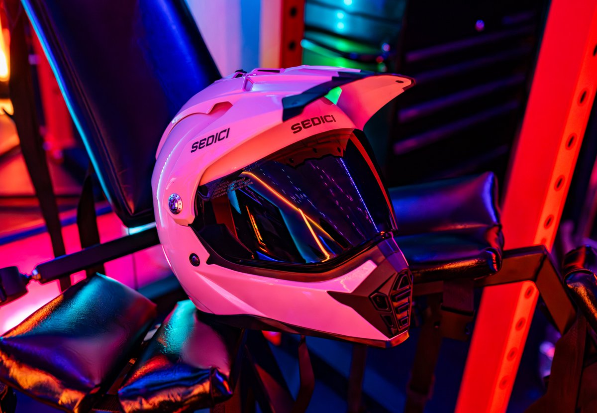 To say I’m pleased with the current lighting setup in the play room is probably an understatement. The kaleidoscope of colors and reflections we can make is kinda nuts 😍😍