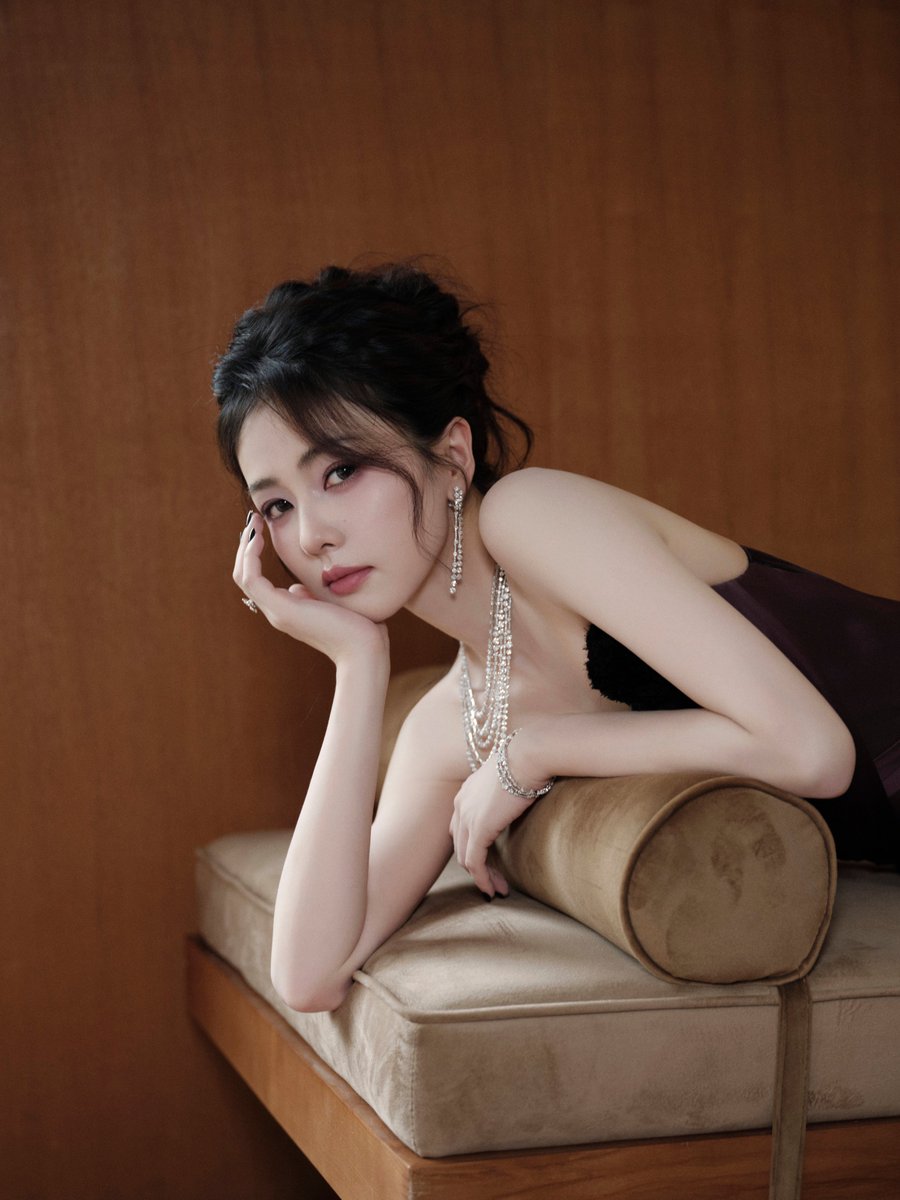 李一桐、李沁和白鹿，三张神似的婊子脸，让我无端遐想。
李沁是身体契合，但毫无感情的联姻婊；
李一桐则是感情契合，但因联姻不能在一起人前乖宝人后天天偷情的下贱青梅；
而白鹿，就是夹中间的受气泄欲马桶，在两边都闹脾气时拿来排泄的无脑媚男媚屌母畜，烂在地里的最底层。😋
#李一桐  #李沁 #白鹿