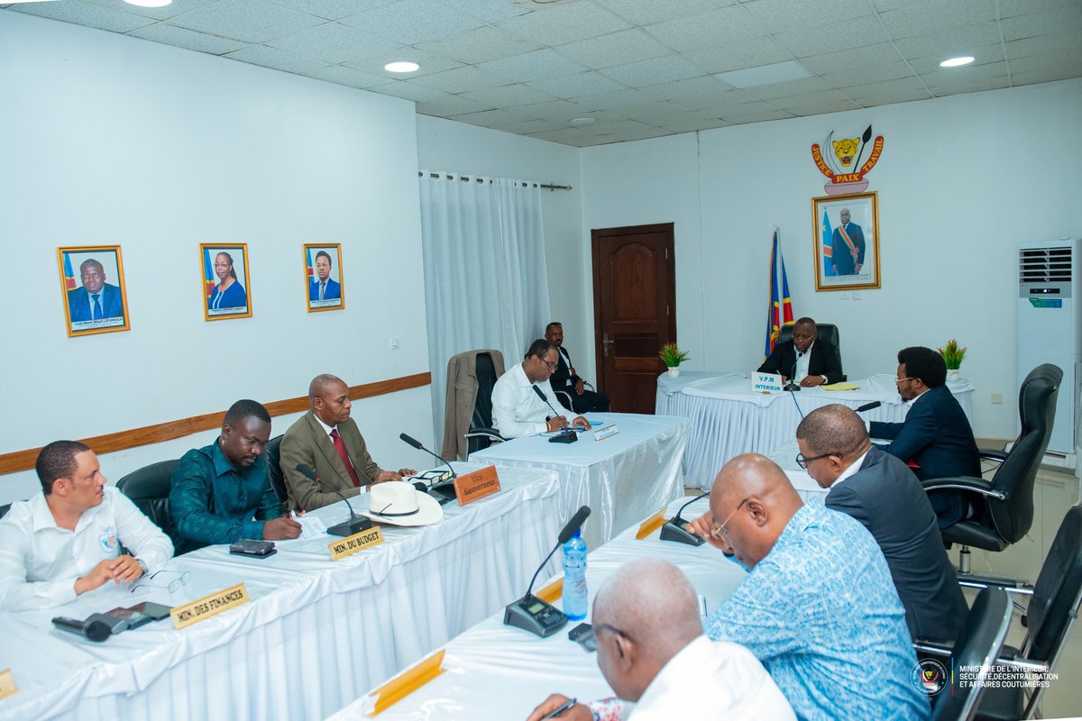 KabaLisolo1's tweet photo. 𝗣𝗢𝗟𝗜𝗧𝗜𝗞𝗜 | #Tshopo [24/06/2025] : Uta akomaki o engumba #Kisangani, ministre atali mambi ma kati Jacquemin #Shabani, asali makita kili kili na bakonzi ba etuka sima ya kokamba molulu mwa bokoko ya boyokani bwa ba #Mbole mpe ba #Lengola. 

Makita mana mazali na ntina ya koyeba lolenge makambo mazali kotambola mpo na kozwa biyano. Asololi mpe na bayi société civile, ndenge moko na bakambi ba mangomba. 
#KabaLisolo