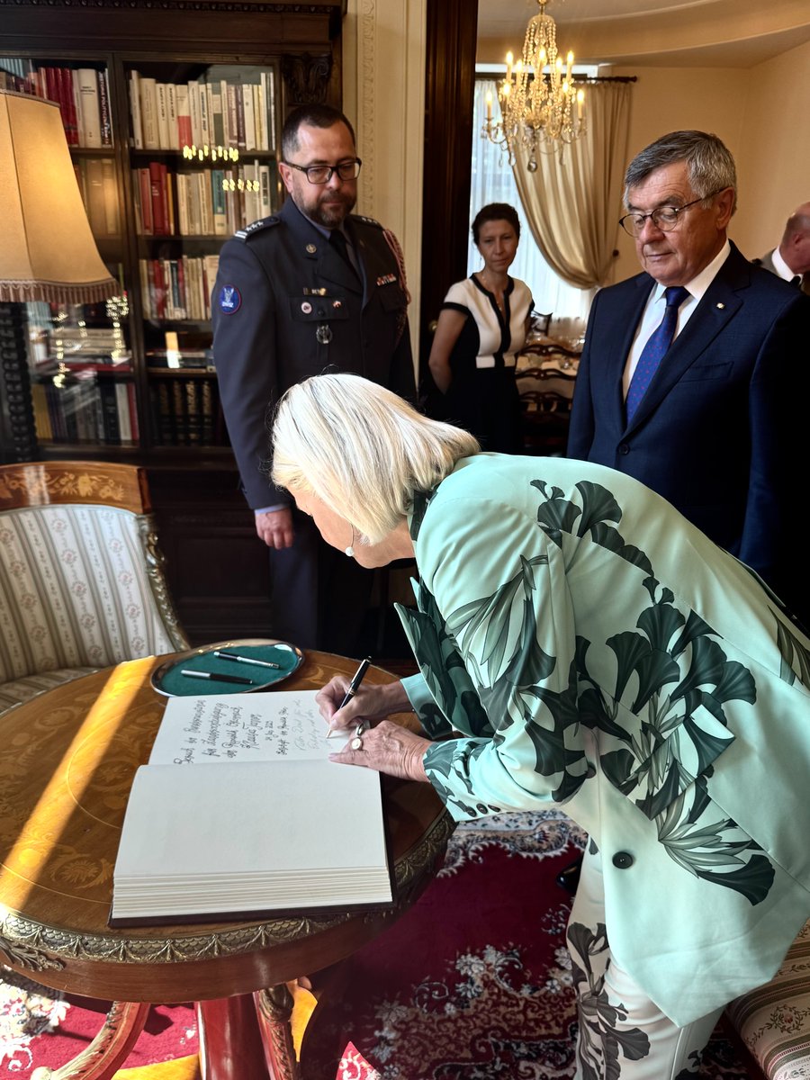 Botschaft der Republik Polen in Wien (@plinaustria) on Twitter photo Die Botschafter und Verteidigungsattachés des Weimarer Dreiecks 🇵🇱🇩🇪🇫🇷 diskutierten heute mit 🇦🇹Verteidigungsministerin <a href="/tannerklaudia/">Klaudia Tanner</a> über die Sicherheitslage in Europa und Nahost sowie die erforderliche Koordinierung der EU-Schutzmaßnahmen. <a href="/BotschaftWien/">Deutsche Botschaft Wien</a> <a href="/France_Autriche/">Frz. Botschaft Österreich</a> Die Botschafter und Verteidigungsattachés des Weimarer Dreiecks 🇵🇱🇩🇪🇫🇷 diskutierten heute mit 🇦🇹Verteidigungsministerin <a href="/tannerklaudia/">Klaudia Tanner</a> über die Sicherheitslage in Europa und Nahost sowie die erforderliche Koordinierung der EU-Schutzmaßnahmen. <a href="/BotschaftWien/">Deutsche Botschaft Wien</a> <a href="/France_Autriche/">Frz. Botschaft Österreich</a>