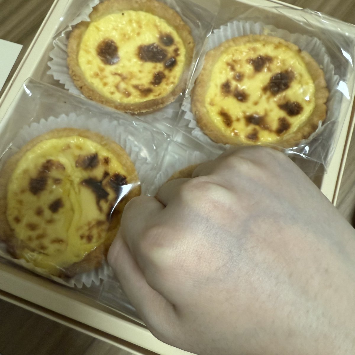 음쥐가 보내준 미네이션 신상
달빛타르트

포장도 넘 이쁘고
크기도 엄청크고

무엇보다 맛이..
진짜 너무 최고다

한개먹었는데 배도 부르다….
진짜 최고야 ㅜㅜㅜㅜ