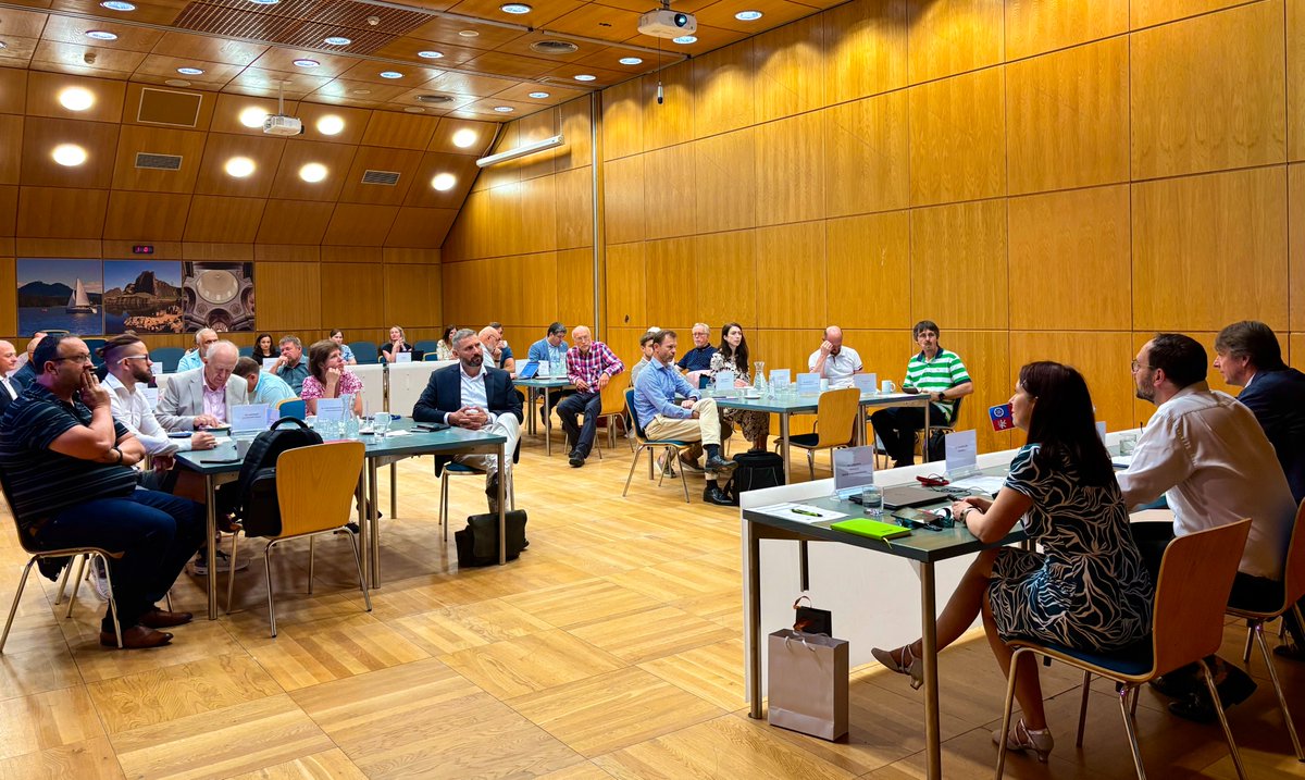 Dnešní jednání Rady pro výzkum, vývoj a inovace v Libereckém kraji bylo věnované tématům, která rozhodují o naší budoucnosti – inovacím, vědě, výzkumu a rozvoji lidského potenciálu. 🔬
Nechyběl ani statutární náměstek <a href="/kozusnik/">Edvard Kožušník</a>. 🤝