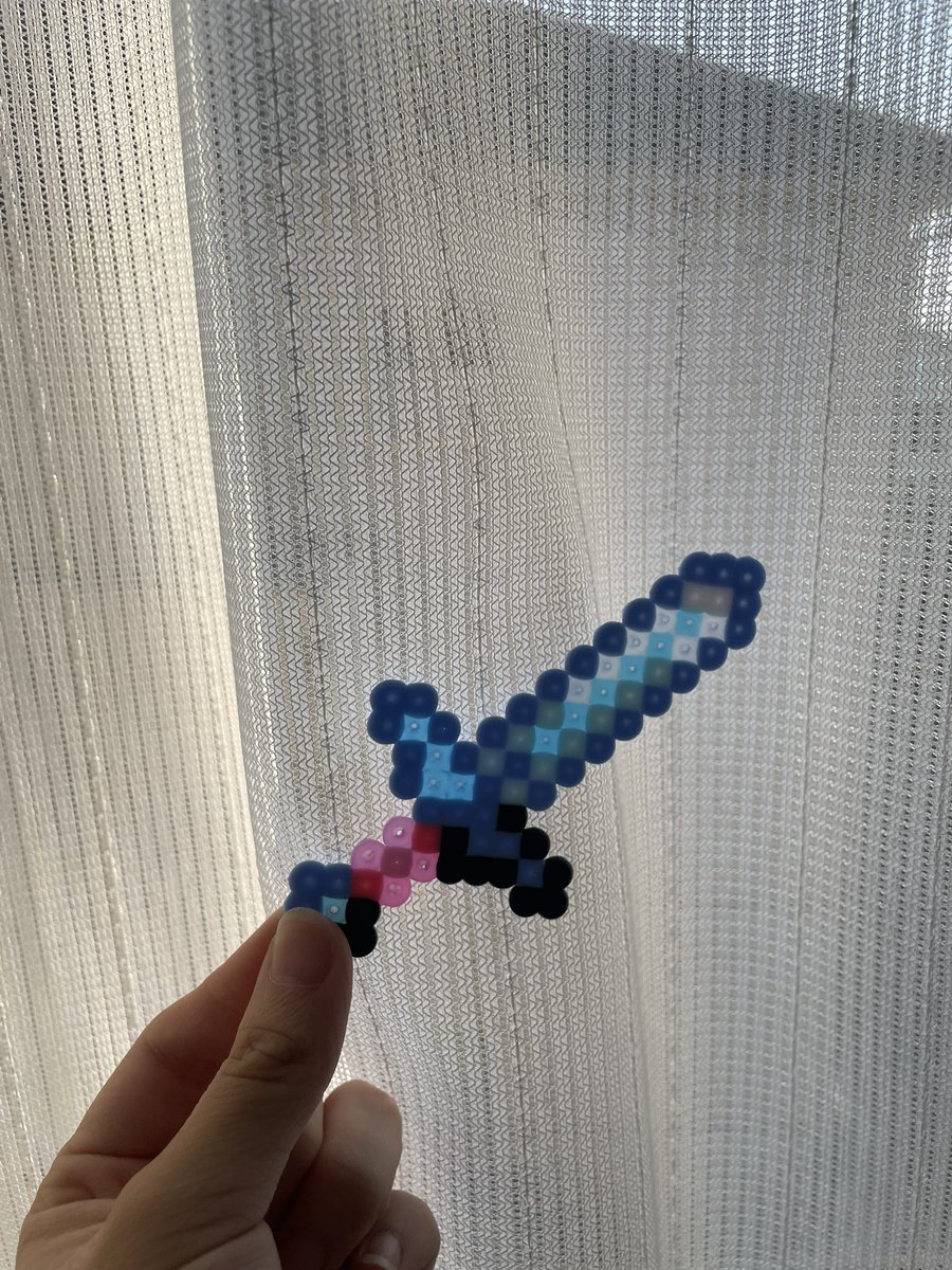 最近アイロンビーズにハマっておりまして、
ノラさん作ってみました✨
あと色がなくて変な色のマイクラ達😭❤️

剣は影に入ればそれっぽい🤔