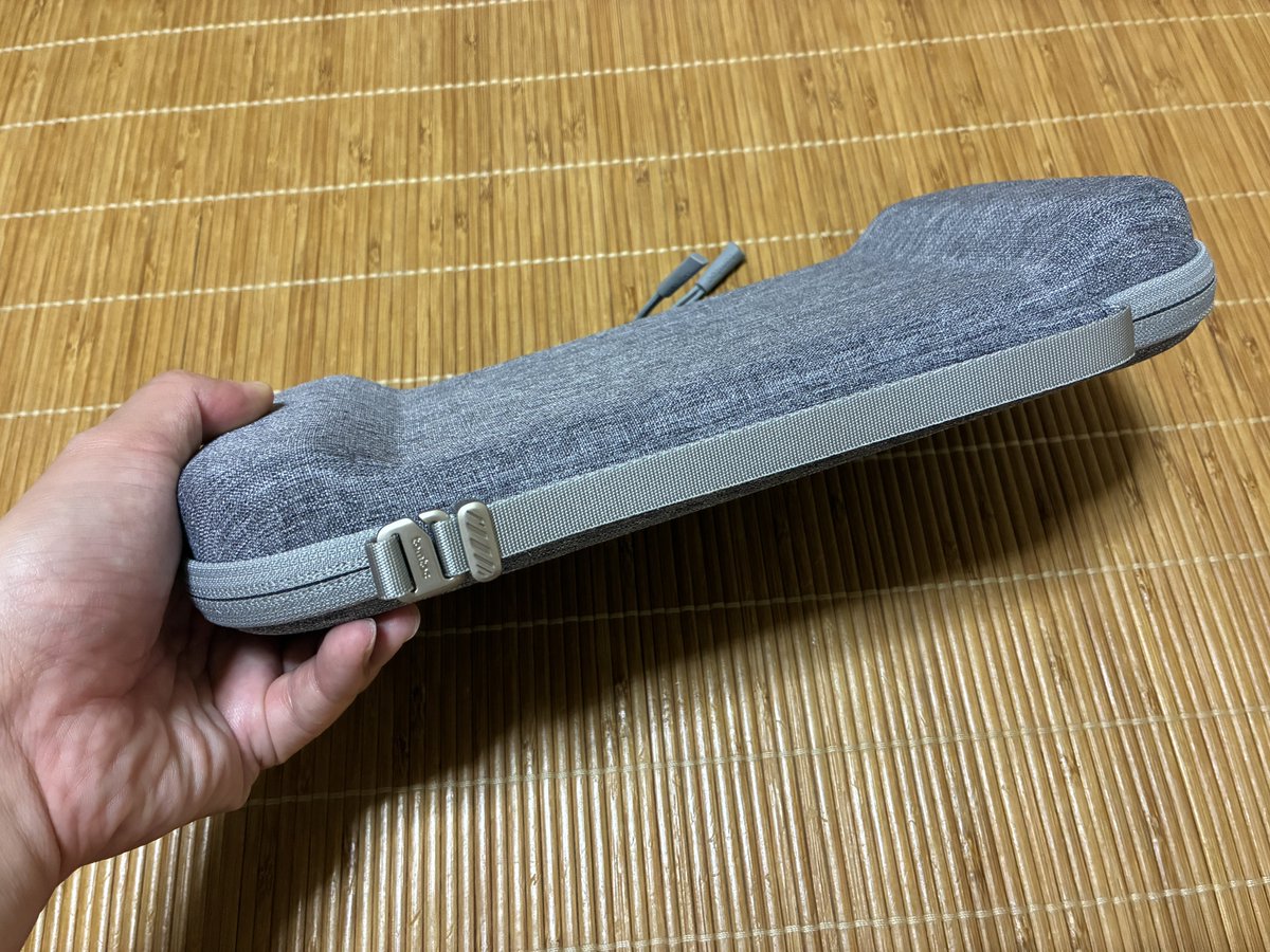 himmel0305's tweet image. #Switch2 用ケースを買ってきました！
#tomtoc の商品がヨドバシカメラで買えるようになるなんて✨
これで通勤電車でもSwitch2でゲームが出来ます╭( ･ㅂ･)و ｸﾞｯ !

なお、Switch2の画面は反射がすごかったので、裏表逆にJoy-Con2付けておきました(*・ﾉｪ・)ｺｯｿﾘ