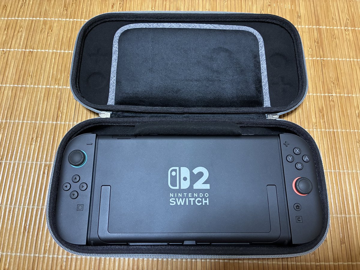 himmel0305's tweet image. #Switch2 用ケースを買ってきました！
#tomtoc の商品がヨドバシカメラで買えるようになるなんて✨
これで通勤電車でもSwitch2でゲームが出来ます╭( ･ㅂ･)و ｸﾞｯ !

なお、Switch2の画面は反射がすごかったので、裏表逆にJoy-Con2付けておきました(*・ﾉｪ・)ｺｯｿﾘ