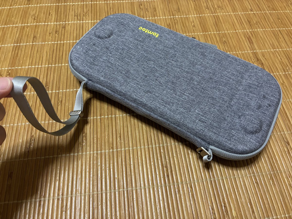 himmel0305's tweet image. #Switch2 用ケースを買ってきました！
#tomtoc の商品がヨドバシカメラで買えるようになるなんて✨
これで通勤電車でもSwitch2でゲームが出来ます╭( ･ㅂ･)و ｸﾞｯ !

なお、Switch2の画面は反射がすごかったので、裏表逆にJoy-Con2付けておきました(*・ﾉｪ・)ｺｯｿﾘ