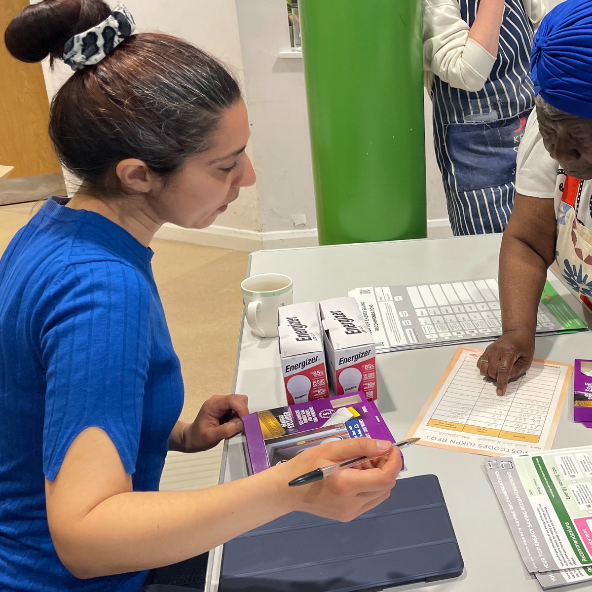 CREWEnergyLDN's tweet image. Think energy advice is just for the winter? ❄️
Our energy advisors Meg and Liza are out in the community all year round, supporting Londoners with their energy bills.
Here they are in action at @BetamindsCIC and Hackney Quest 💚