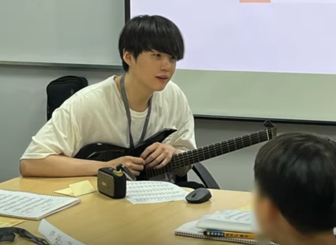 aesllit_'s tweet photo. ninguém me toca 🥺🥺

WE LOVE YOU YOONGI 
OUR PRIDE MIN YOONGI
#SUGA #AgustD
 #슈가 #방탄소년단 #BTS https://t.co/crQPs0cHrT
