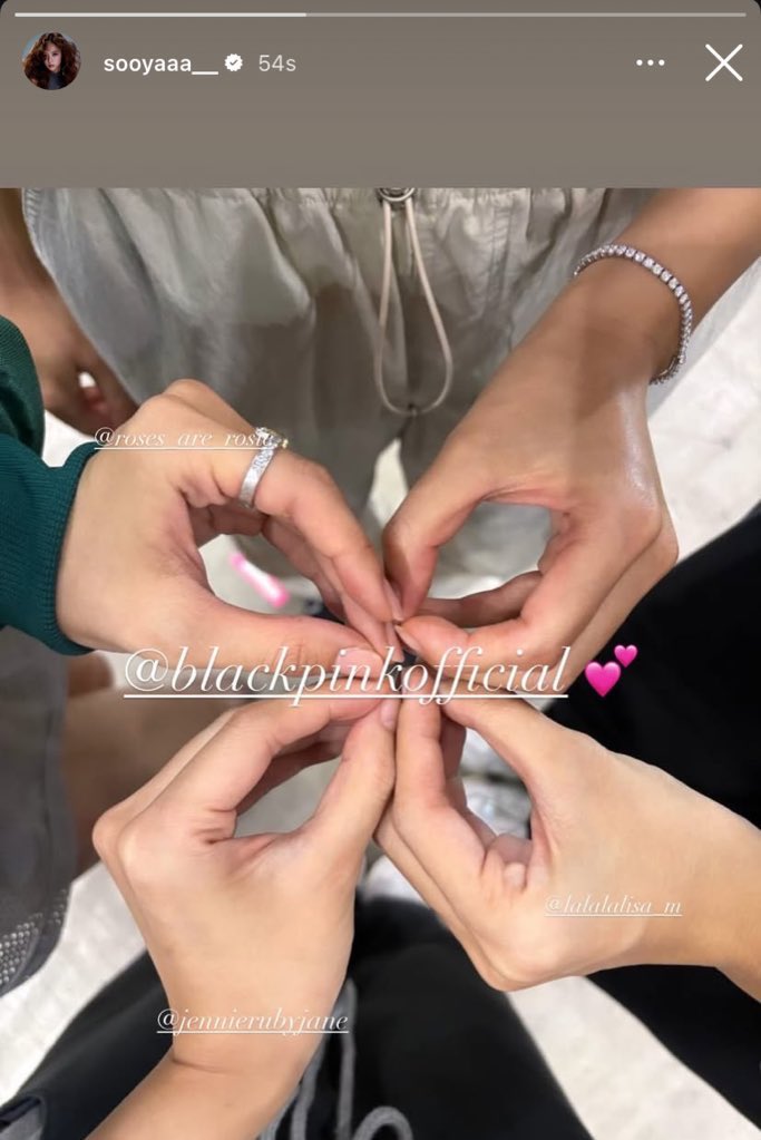 blinks: gua kecewa sama member, gaada fan service nya, pokoknya udah lost interest sama blackpink

also blinks dapet update-an ot4 blackpink: AAAAAAAA BLACKPINKKKKKKKKKKK