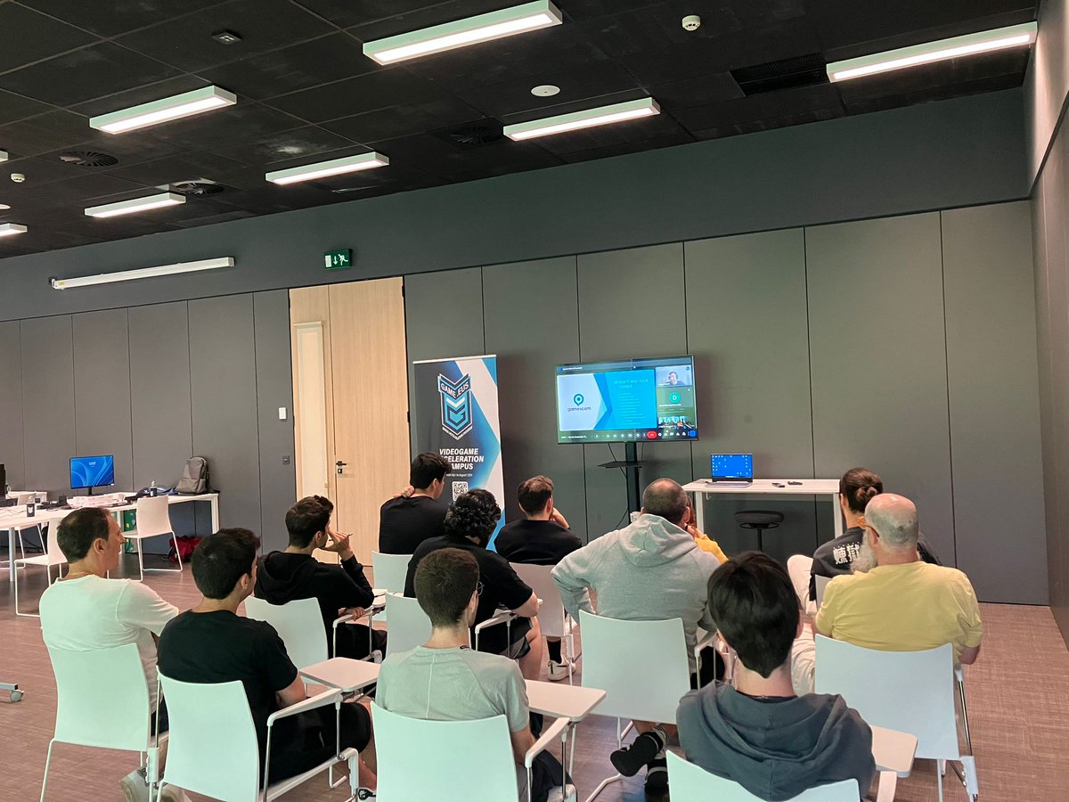 🎮👾Seguimos avanzando en la formación de nuestros equipos, abierta también al público interesado en formato de charla. Y, a la del próximo jueves, merece la pena acudir.  

Alexander Camarero, cofundador y director creativo de @kepleriansteamofficial , estudio referente en el