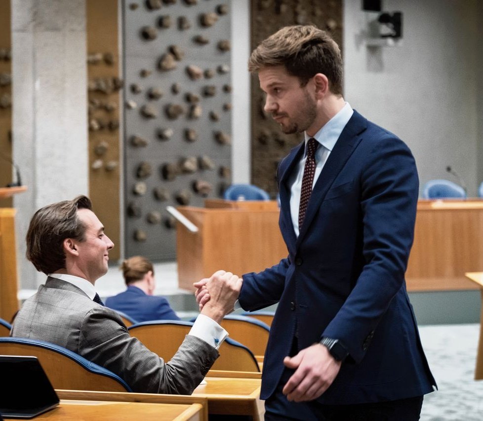 KAFKA_Dev's tweet image. Geweldig: FVD doet als ENIGE PARTIJ niet mee met het applaus-feestje in de Tweede Kamer voor oplichter Zelensky! 

Doe een ❤️ &amp;amp; RT als je FVD daarin steunt!