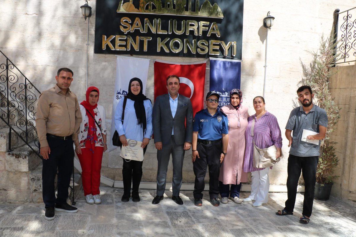 Başkanımız Maksut DÜGERLİ; Dernek üyelerimiz ile birlikte Şanlıurfa Kent Konseyi Başkanı Sn. Süleyman HARTAVİOĞLU'nu ziyaret ederek dernek çalışmalarımız hakkında bilgiler verdiler.

Sn. Başkanımıza; Misafirperverliği, ilgi ve hoş sohbetleri için teşekkür ederiz.

<a href="/shartavioglu/">Süleyman Hartavioğlu</a>