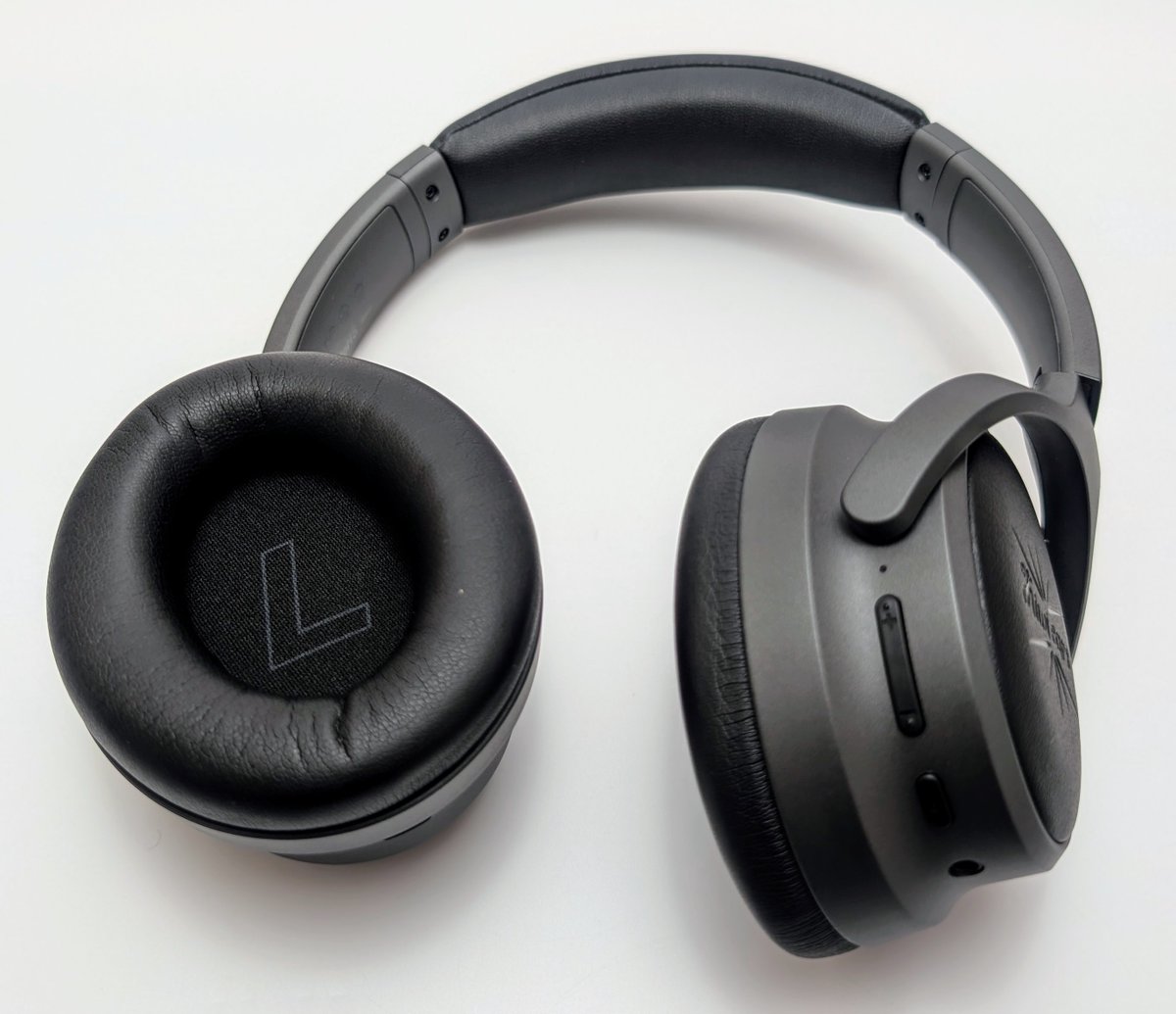 #Sponsored

My latest tech obsession? 

The Kiwi Ears Ardor headphones! 🎧 

The sound quality from their dual dynamic drivers is just phenomenal, truly audiophile-grade, and the hybrid Active Noise Cancellation is a game-changer for focus. 

Plus, that 140-hour battery life is
