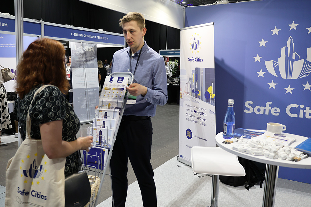 safe_cities_eu's tweet photo. Today at #SRE25 we’re showcasing how #SAFE_CITIES makes public spaces safer &amp; smarter 💡🏙️

Honoured to stand with EU projects boosting security through innovation.

👉 In Warsaw? Visit our stand!

#EUProjects #polisheupresidency #safecity https://t.co/f0FWrso6St