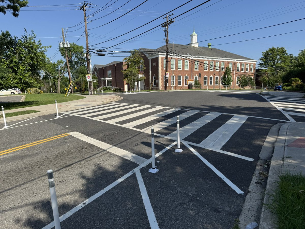 vj5c07's tweet image. Glad to see the flexposts go in on the curb extensions at 20th/Evarts in front of @LangdonDC!