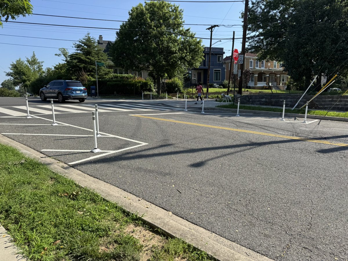 vj5c07's tweet image. Glad to see the flexposts go in on the curb extensions at 20th/Evarts in front of @LangdonDC!
