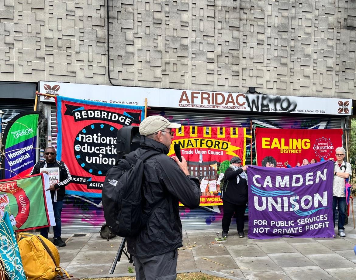 Tower Hamlets Trades Council (@towerhamletstc) on Twitter photo Great solidarity turnout with <a href="/HackneyNEU/">Hackney NEU</a> on strike at Hackney 6th Form College ("BSIX") against managers who know the price of everything and the value of nothing.
There's a pattern emerging of attacks on places offering education to working class communities.
<a href="/robbins_glyn/">Glyn Robbins</a> Great solidarity turnout with <a href="/HackneyNEU/">Hackney NEU</a> on strike at Hackney 6th Form College ("BSIX") against managers who know the price of everything and the value of nothing.
There's a pattern emerging of attacks on places offering education to working class communities.
<a href="/robbins_glyn/">Glyn Robbins</a>