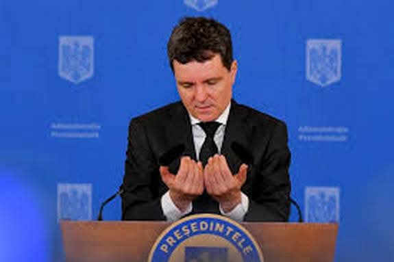 Voi, votanții lui Nicușor Dan, chiar nu vedeți că își bate joc de voi? V-a convins cu vorbe frumoase, iar acum pune în funcții oameni fără nicio logică, de parcă ar conduce un spital de psihiatrie, nu un oraș. Chiar nu deschideți ochii?